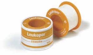 CEROTTO ADESIVO IPOALLERGENICO LEUKOPOR. SUPPORTO: TESSUTO NON TESSUTO BIANCO DI POLIESTERE E VISCOSA ADESIVO POLIACRILICO SENZA RESINE E GOMME NATURALI. 5X5CM MUTABILE - Farmadott.it