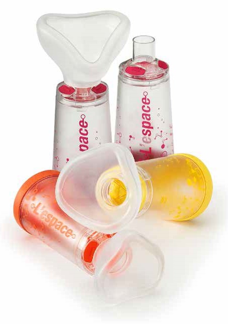 CAMERA DISTANZIATRICE PER EROGATORI SPRAY PREDOSATI L'ESPACE 220ML PER NEONATI SPAZIO MORTO 34ML CON MASCHERA VALVOLA INSPIRAZIONE 2 VALVOLE ESPIRAZIONE CODICE COLORE ARANCIO - Farmadott.it